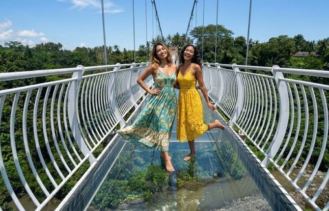 Group photo tour on Bali glass bridge